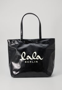 Borsa a tracolla nera lucida con due manici, con la scritta bianca "lala BERLIN" sul davanti. Texture liscia, forma rettangolare.