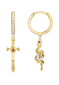 Goldene Ohrringe mit einem Design aus Schwert und Schlange, verziert mit klaren Edelsteinen und einem roten Stein auf dem Schwert für zusätzliche Details.