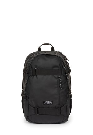 Sort Eastpak rygsæk med flere lynlåslommer, justerbare stropper og et topgreb, vist på en hvid baggrund.