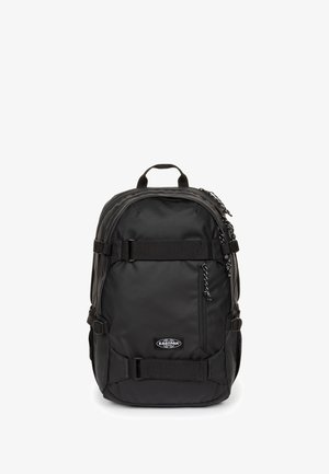 Sort Eastpak rygsæk med flere lynlåslommer, justerbare stropper og et topgreb, vist på en hvid baggrund.