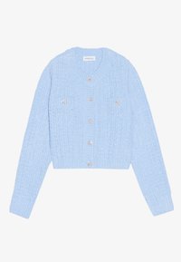 Ljusblå kort cardigan i strukturerad tyg, med två framfickor och glänsande knappdekorationer. Stickad med en ribbad halsringning.