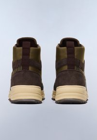 Brune og olivengrønne højtop støvler med en overdel af ruskind og glat læder, tyk beige sål og kontrasterende snørebånd, med en trækflap bagpå.