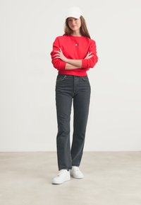 Tommy Jeans BADGE CREW EXT - Mikina - deep crimson