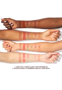 Farbenproben von Lippenprodukten in sechs Nuancen, auf verschiedenen Hauttönen aufgetragen: Candy Fig, Cherry Glaze, Pink Watermelon, Coconut Water, Strawberry Vanilla, Pure Peach.