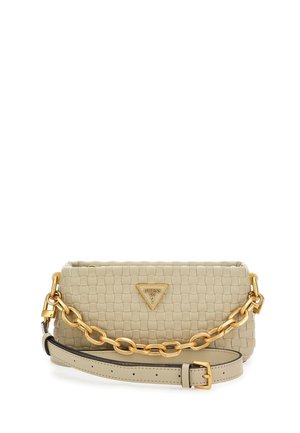 Sac bandoulière en cuir tressé beige avec anse chaîne dorée et sangle réglable, orné d'une plaque triangulaire avec logo Guess à l'avant.