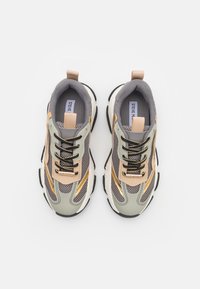 Steve Madden POSSESSIONE - Baskets basses - grey/gold