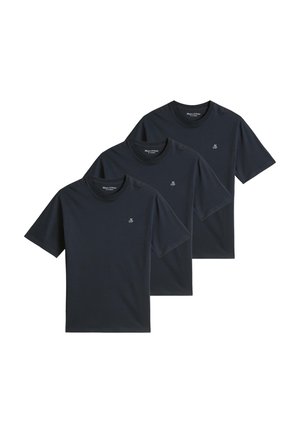 Tre sorte T-shirts med korte ærmer og rund halsudskæring med små hvide "M O P"-logoer på venstre bryst, arrangeret overlappende på en hvid baggrund.