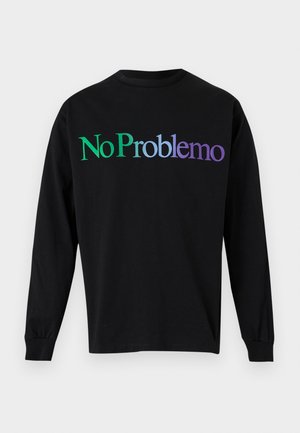 Crna košulja dugih rukava s natpisom "No Problemo" u gradijentnim slovima od zelene do ljubičaste preko prsiju.