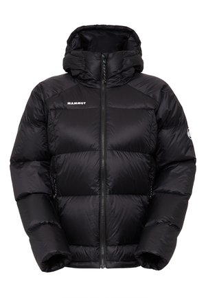 Schwarze Daunenjacke mit Kapuze, ausgestattet mit einem Frontreißverschluss, horizontalen Steppnähten und einem Logo auf der linken Brust. Glatte, glänzende Textur.