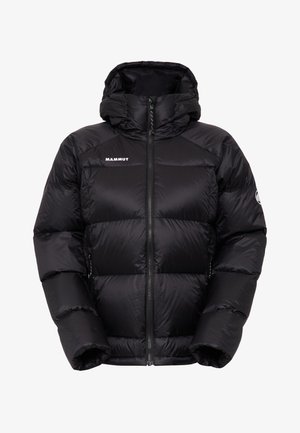 Giacca a vento nera con cappuccio, dotata di zip frontale, motivo a righe orizzontali e logo sul petto sinistro. Texture liscia e lucida.