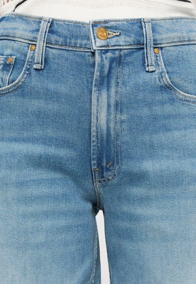Lichtblauwe denim jeans met een recht gesneden pijp, voorzien van een gouden knoopsluiting, twee voorzakken en subtiele vervagingdetails.