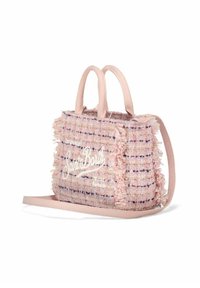 Petit sac à main rectangulaire en tweed rose avec deux poignées, une longue bandoulière, des bords effilochés et le texte blanc "Saint Barth" à l'avant.