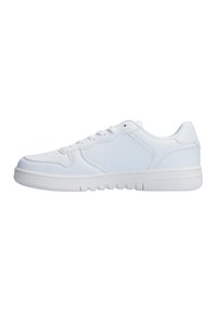 Weiße Sneaker aus synthetischem Leder mit glatter Oberfläche, Schnürdesign, perforierter Zehenbox und strukturierter Gummisohle.