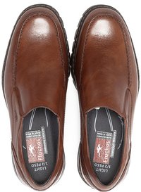 Scarpe slip-on in pelle marrone con texture liscia, punta arrotondata, accenti elastici laterali e suole imbottite. Progettate per il comfort e la facilità di utilizzo.