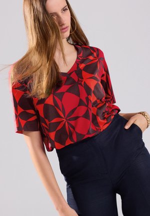 REGULAR FIT -SLOUCH V-NECK - Tričko s potlačou - red brown tile print