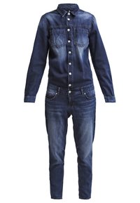 Mono de mezclilla azul oscuro con mangas largas, cierre abotonado en la parte delantera, dos bolsillos en el pecho, pasadores para cinturón y estilo de jeans con cinco bolsillos.