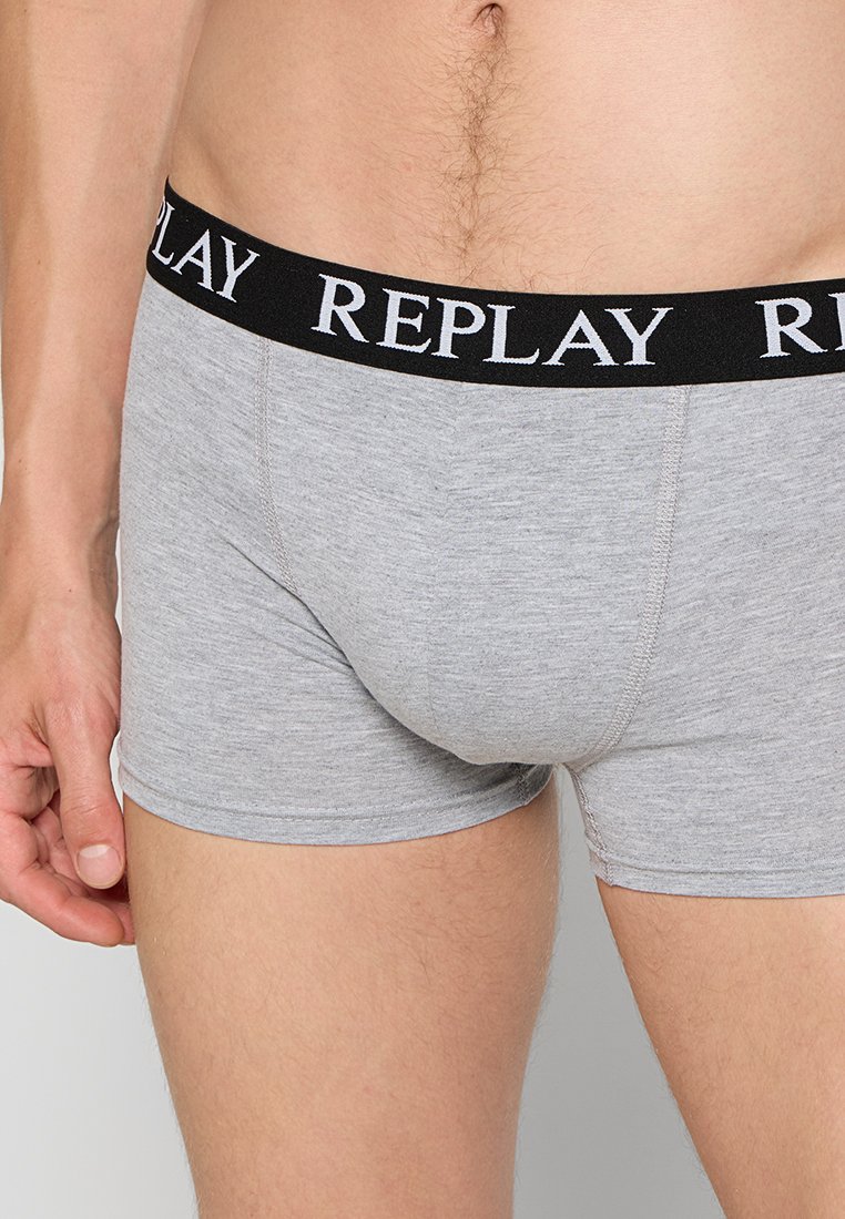 Graue Baumwoll-Boxershorts mit einem schwarzen Bund, der mit weißem "REPLAY"-Logo versehen ist. Glatte Textur und enganliegende Passform.