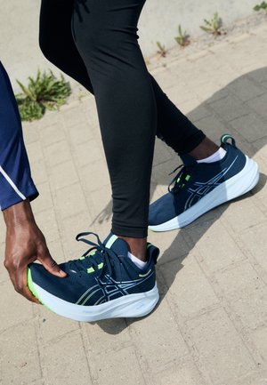 GEL-NIMBUS 26 - Hardloopschoenen voor op de weg - french blue/electric lime