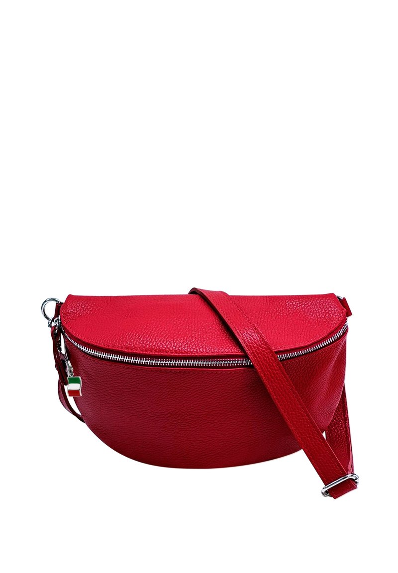 Sac à bandoulière en cuir rouge, de forme ronde avec une finition texturée, doté d'une fermeture à zipper argenté et d'une sangle réglable. Petite étiquette colorée attachée.