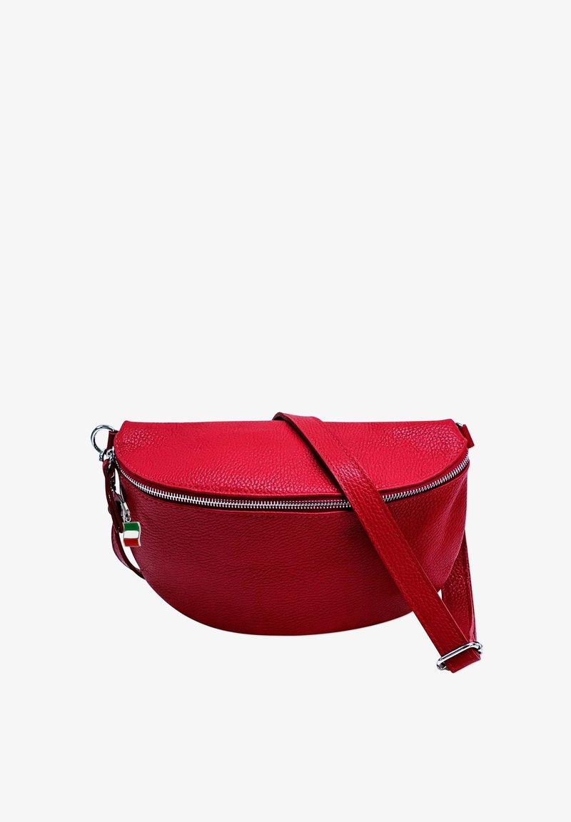 Sac à bandoulière en cuir rouge, de forme ronde avec une finition texturée, doté d'une fermeture à zipper argenté et d'une sangle réglable. Petite étiquette colorée attachée.