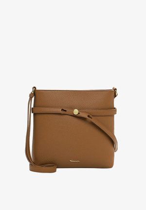 Braune Leder-Umhängetasche mit strukturierter Oberfläche, schlankem Design, verstellbarem Riemen und einem goldfarbenen Knopfverschluss.