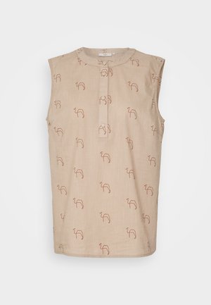 Blouse beige sans manches avec col rond et petits contours de chameau marron imprimés sur toute la surface, patte de boutonnage devant avec deux boutons.