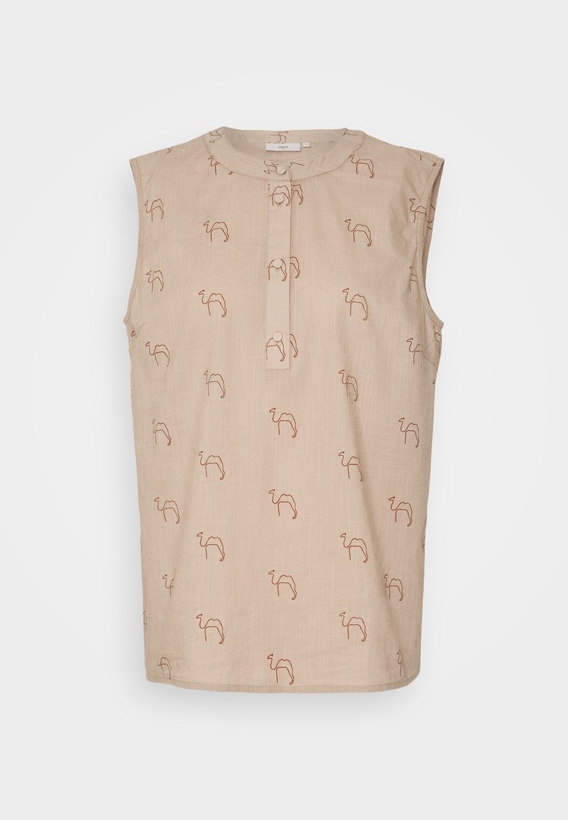 Blouse beige sans manches avec col rond et petits contours de chameau marron imprimés sur toute la surface, patte de boutonnage devant avec deux boutons.