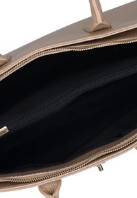 Sac à main en cuir beige avec deux poignées, fermeture éclair, et un intérieur en tissu noir montrant une poche zippée et une texture lisse.
