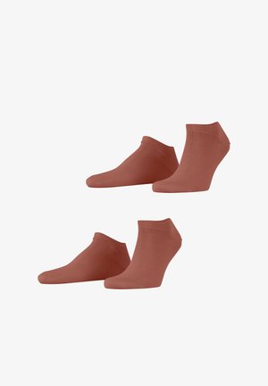 Zwei Paar rostfarbene Knöchelsocken auf weißem Hintergrund, die verschiedene Blickwinkel der Socken zeigen.