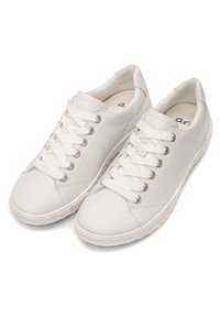 Paire de baskets blanches en cuir à lacets, avec semelles en caoutchouc, œillets en métal et semelles intérieures rembourrées, sur fond blanc.