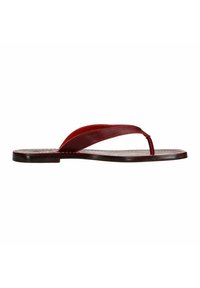 Rode leren flip-flop sandaal met een platte bruine zool, met een taps toelopend bandontwerp en contrasterende stiksels langs de randen.