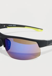 Μαύρα αθλητικά γυαλιά ηλίου με γυαλιστερό φινίρισμα, που διαθέτουν φακούς με κλίση από καφέ σε μπλε, και έντονη πράσινη λεπτομέρεια στα πλαϊνά μέρη.