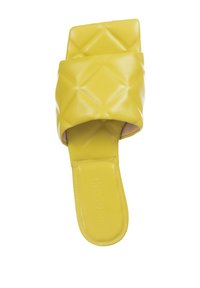 Sandale galbene tip slide cu un design matlasat, având o curea lată și o talpă plată. Realizate dintr-un material neted pentru un aspect lucios.