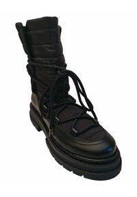 Bota negra hasta la mitad de la pantorrilla con una parte superior acolchada, suela gruesa, cordones trenzados y una puntera de cuero suave con acentos texturizados.