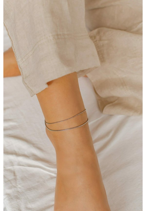 LAYERED SNAKE AND BEAD - Fußkettchen - silberfarben