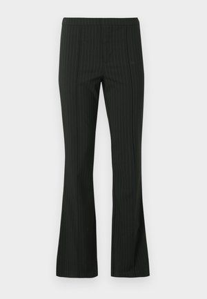 Zwarte recht gesneden pantalon met streepjes in het zwart, met een middelhoge tailleband en voorplooidetail, tegen een witte achtergrond.