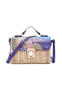 Borsa in paglia intrecciata con manico in pelle viola e un patta dipinta di blu che presenta un paesaggio scenico. Elementi in metallo dorato.