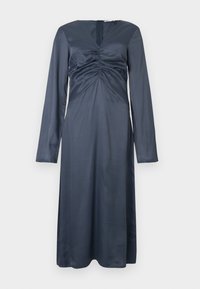 Rochie lungă din satin albastru închis, cu mâneci lungi, decolteu în V, detalii adunate la bust și fermoar ascuns în spate. Textură netedă.