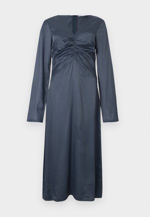 Vestido largo de satén azul oscuro con manga larga, escote en V, detalles fruncidos en el busto y cremallera oculta en la espalda. Textura suave.