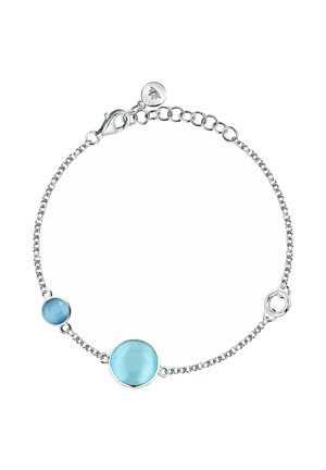 Bracciale a catena argentata con due pietre preziose tonde di colore azzurro chiaro di dimensioni diverse e una chiusura regolabile con un piccolo ciondolo.
