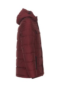 Röd puffjacka med huva, quiltad textur, sidfickor och svarta detaljer. Materialet verkar vara isolerat och väderbeständigt.