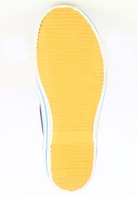 Schuhsohle mit einer strukturierten gelben Gummi-Außensohle, weißem Rand und glattem blauen Akzent. Verfügt über ein wellenförmiges Muster für besseren Halt.