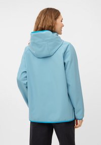 Ljusblå hoodiejacka med en slät, vattenavvisande yta, med kontrasterande ljusblå detaljer längs kanterna och sömmarna.