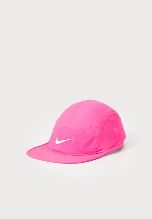 Roze nylon pet met een gebogen klep en een wit Nike-logo. Beschikt over een gestructureerde bovenkant en geventileerde zijkanten. Lichtgewicht en duurzame ontwerp.
