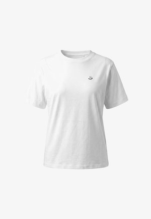 Valge lühikeste varrukatega ümar-kaelusega T-särk, millel vasakul rinnal on väike must naeratava näo logo.