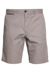 Pantalones cortos de algodón grises con frente plano, trabillas para cinturón, cierre de botón y bolsillos laterales. Presenta costuras sutiles y un pequeño bolsillo con acento a rayas.