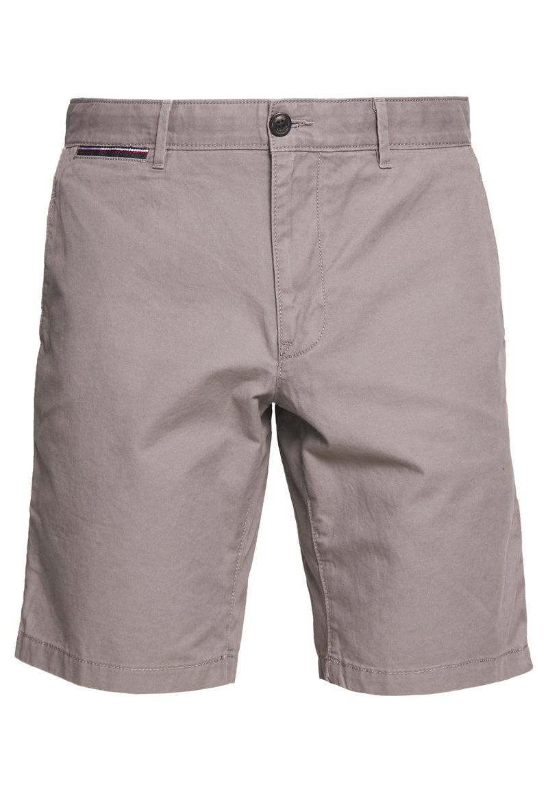 Pantalones cortos de algodón grises con frente plano, trabillas para cinturón, cierre de botón y bolsillos laterales. Presenta costuras sutiles y un pequeño bolsillo con acento a rayas.