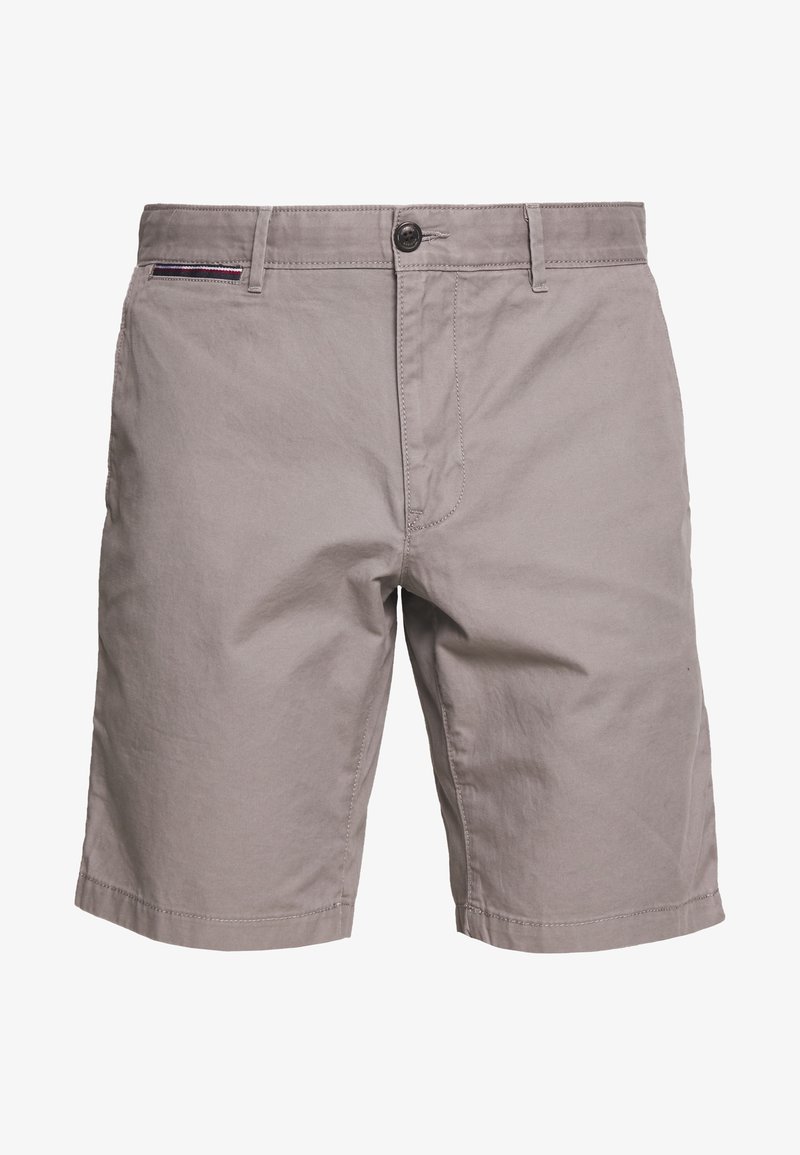 Pantalones cortos de algodón grises con frente plano, trabillas para cinturón, cierre de botón y bolsillos laterales. Presenta costuras sutiles y un pequeño bolsillo con acento a rayas.