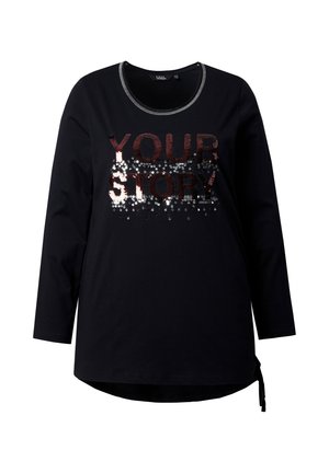 Czarna longsleeve z długim rękawem z srebrnymi akcentami przy dekolcie oraz cekinowym napisem "TWOJA HISTORIA" w czerwonym i srebrnym kolorze na przodzie. Niższy detal związywania.