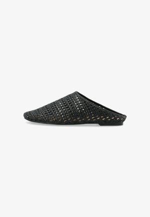 Čierny tkaný slip-on mule s špicatou špičkou a plochou podrážkou, navrhnutý na bežné nosenie a priedušnosť.